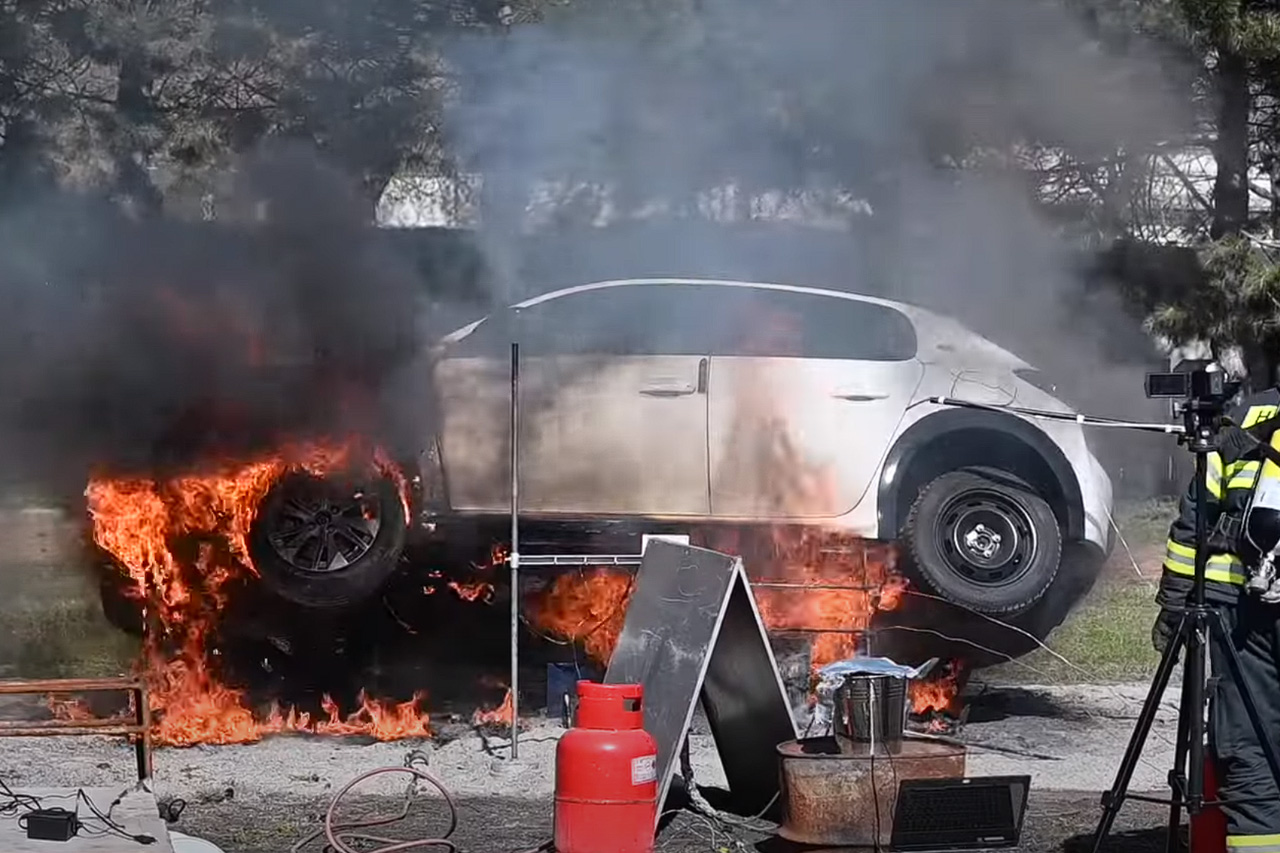 Testovanie nových hasiacich látok na hasenie elektromobilov - 3MON