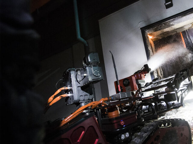 Hasičský robot Colossus hasí v tme horiaci dom