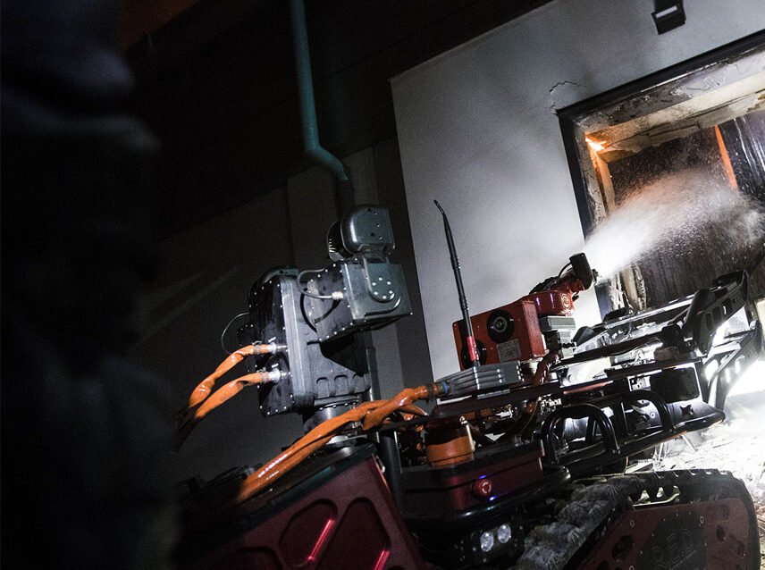 Hasičský robot Colossus hasí v tme horiaci dom