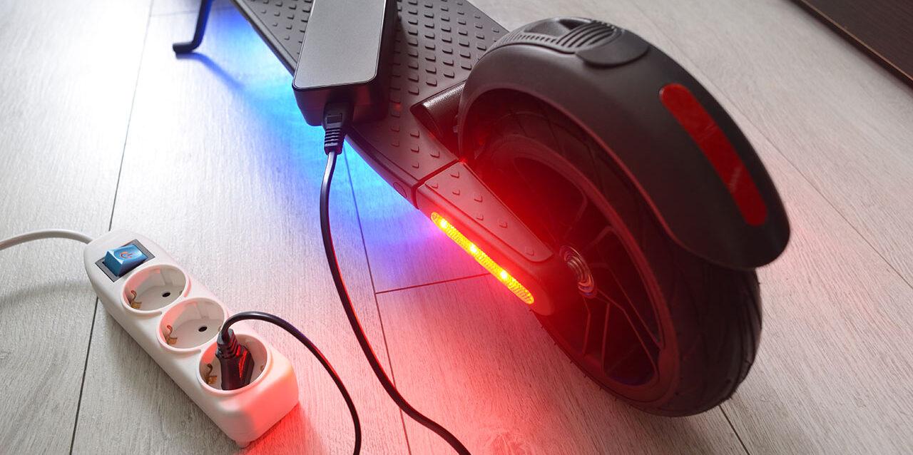 Pri nabíjaní elektrickej kolobežky môže vzniknúť oheň - hasenie.sk