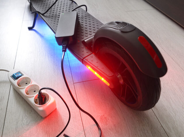 Pri nabíjaní elektrickej kolobežky môže vzniknúť oheň - hasenie.sk