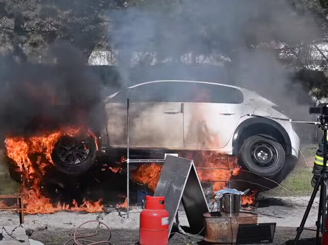 Testovanie nových hasiacich látok na hasenie elektromobilov - 3MON