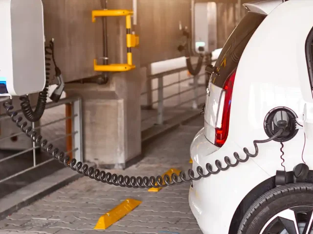 nabíjanie elektromobilu v garáži