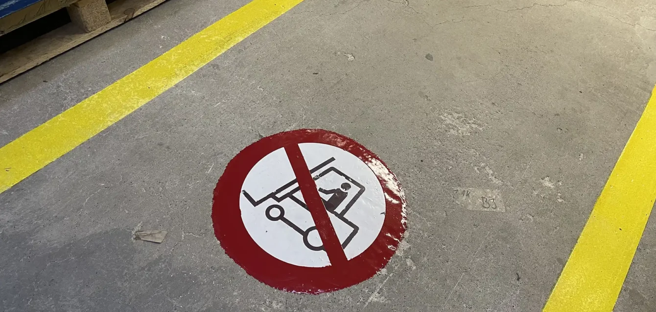 Podlahové značenie v praxi zákaz jazdy VZV