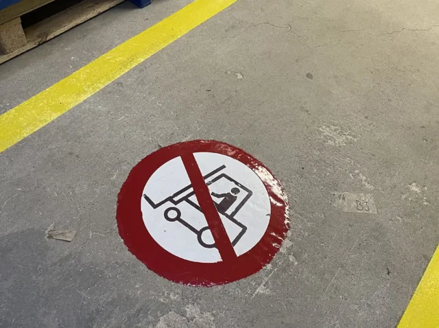 Podlahové značenie v praxi zákaz jazdy VZV