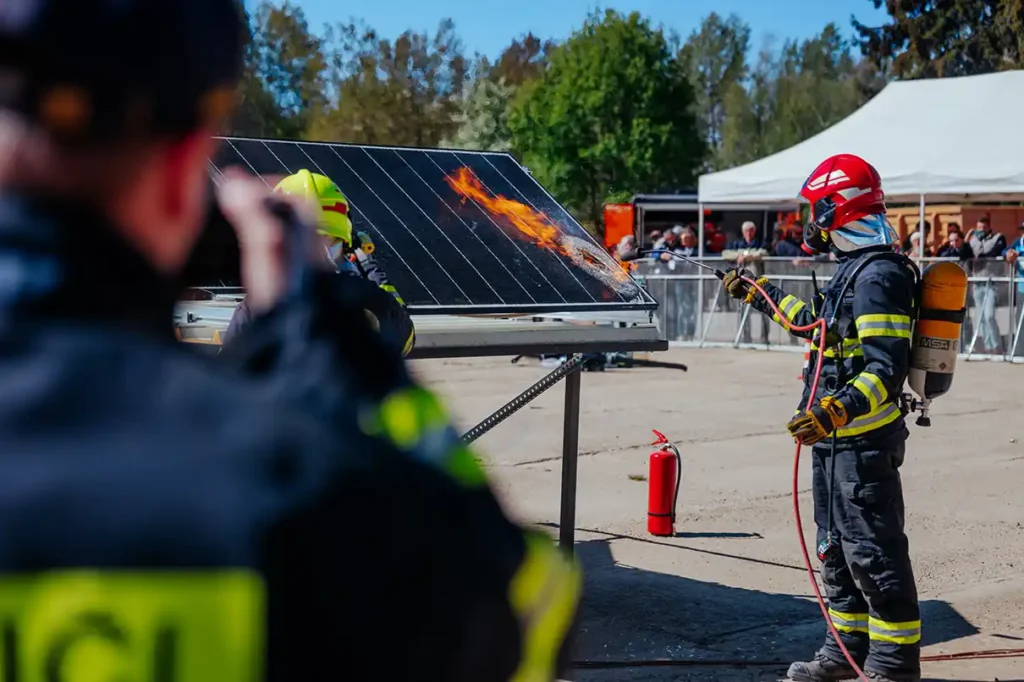 Iniciovanie požiaru ploche strechy_Firetest 2026